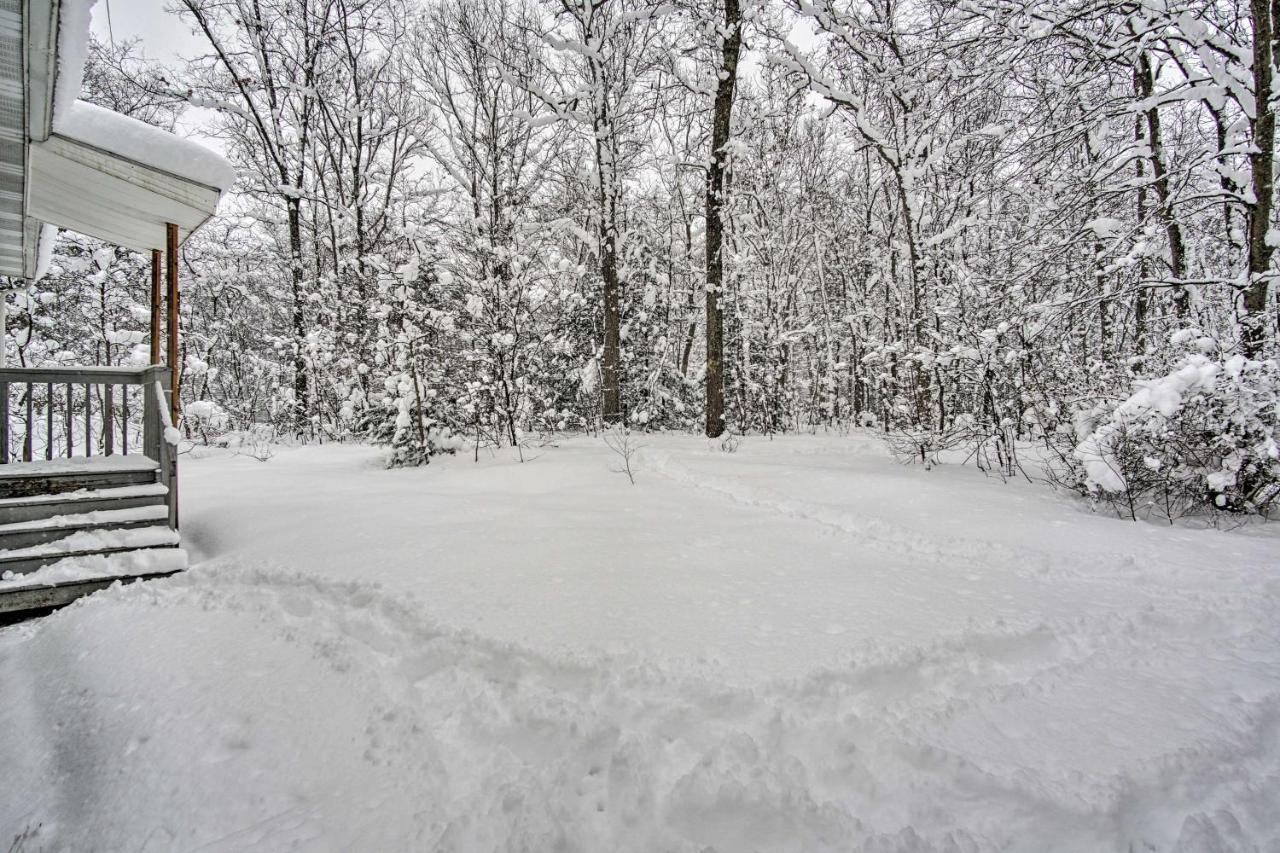 Wooded Twin Lakes Retreat 13 Mi To Lake Michigan! Esterno foto