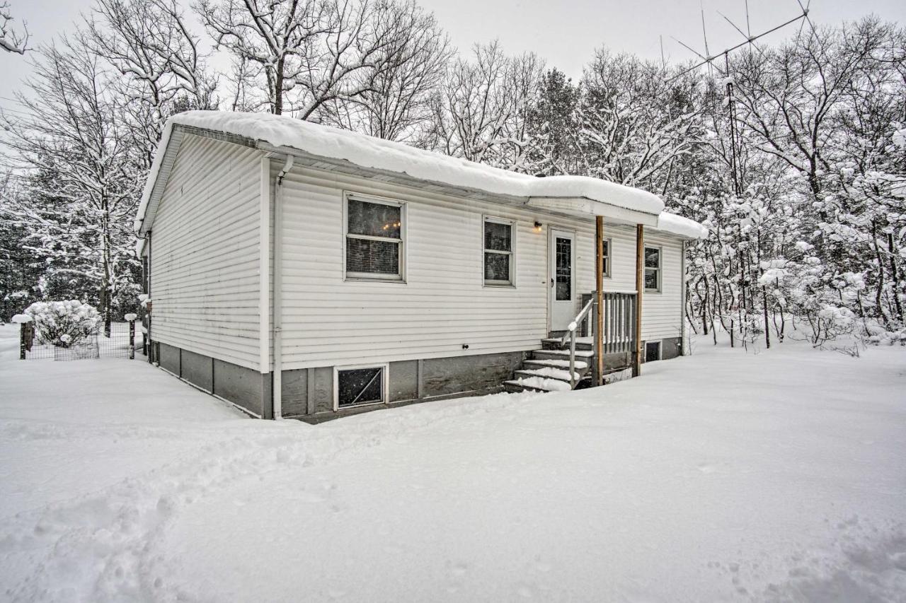 Wooded Twin Lakes Retreat 13 Mi To Lake Michigan! Esterno foto