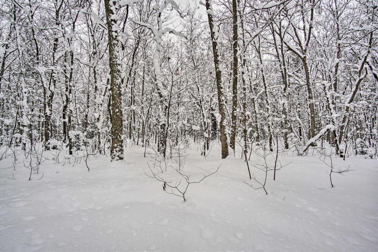 Wooded Twin Lakes Retreat 13 Mi To Lake Michigan! Esterno foto